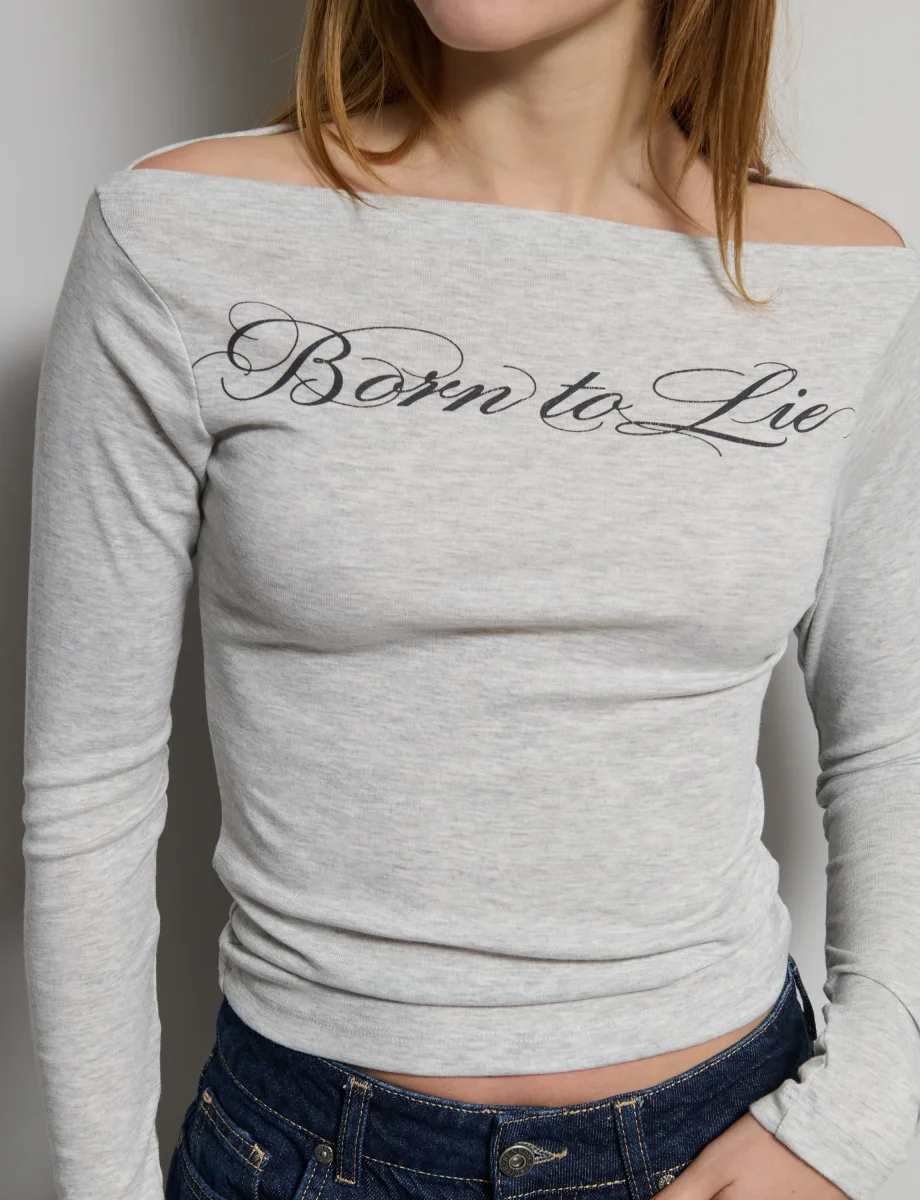 T-shirt grigia scollo a barca “Born to Lie” - immagine 4